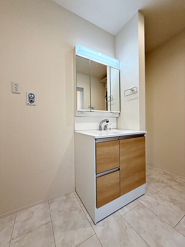 【洗面台】 収納力と機能性に優れた洗面台で、朝の忙しい時間でも身支度準備がスムーズにできます。