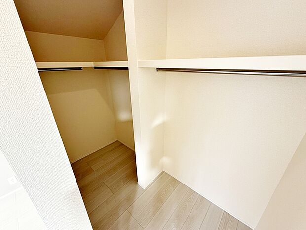 【WIC】 ハンガーにかけた洋服、帽子やバッグ他収納した物を見渡すことができ整理整頓がしやすい!