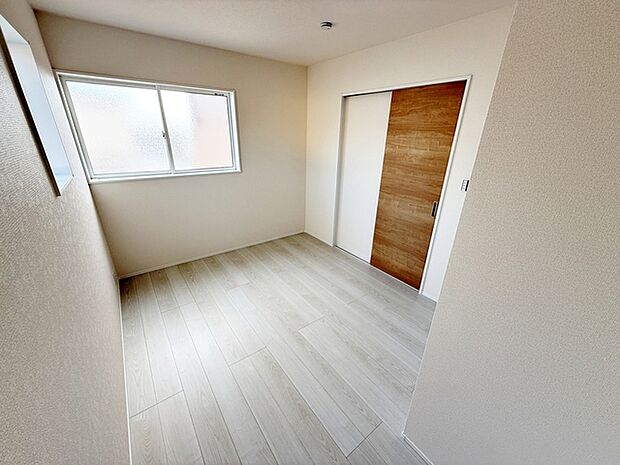 【洋室5.44帖】 南向きならではの恵まれた採光・通風。明るいお部屋は開放感がありますね。