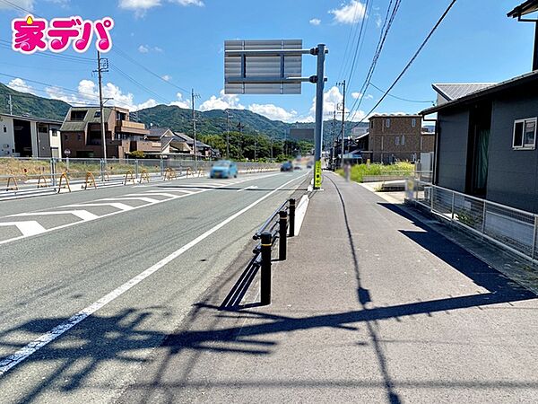 前面道路は約26ｍあり駐車もスムーズに行えます