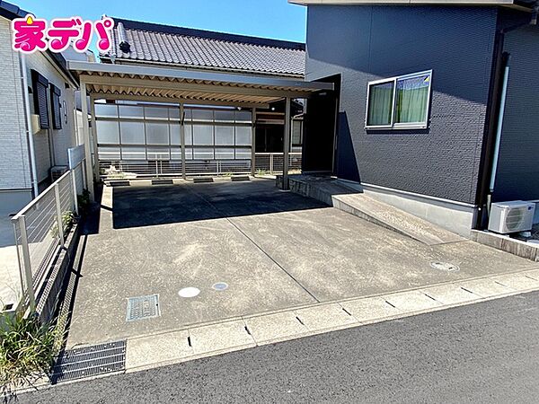 駐車場は2台分を確保、並列でカーポートに駐車できます。