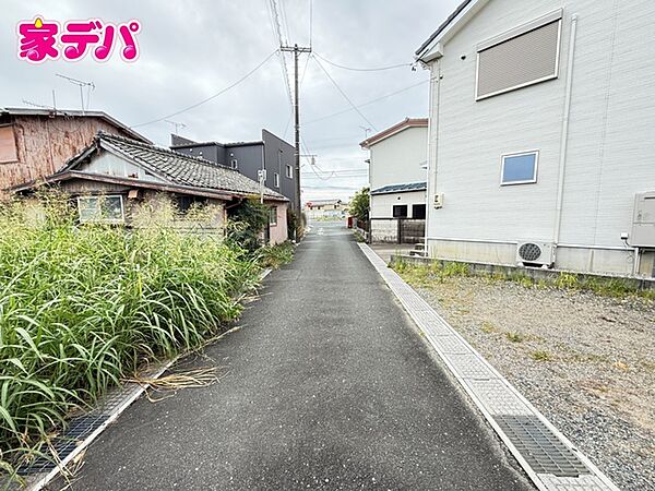前面は車通りの少ない道路。お車の出し入れが苦手な方も安心ですね。