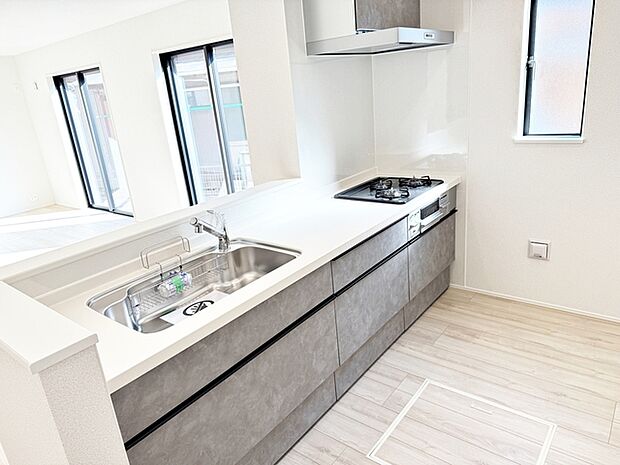 【キッチン】 リビングで遊んでいるお子様を見ながらお料理ができ、子育て中のパパママにも安心の設計です！ 