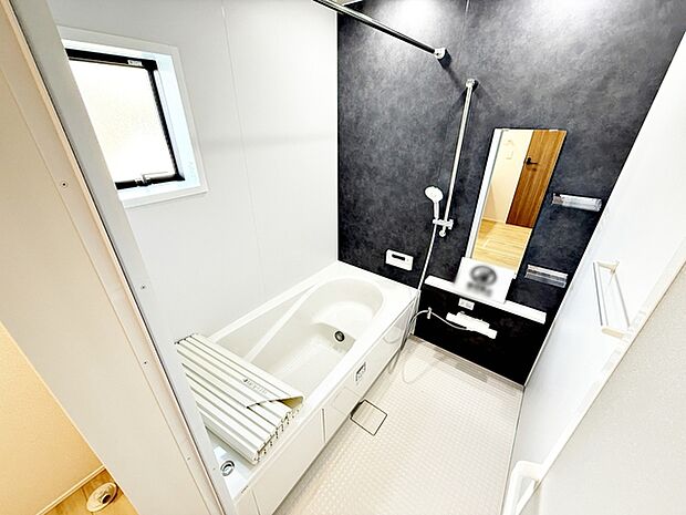 【浴室】 ゆったり入れる浴槽、一日の疲れを癒してくれるくつろぎのバスタイムを…