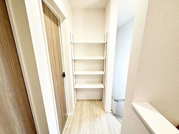 2階ホール収納棚。日用品のストックや掃除用品の収納など、様々な面にご活用していただけます！ 