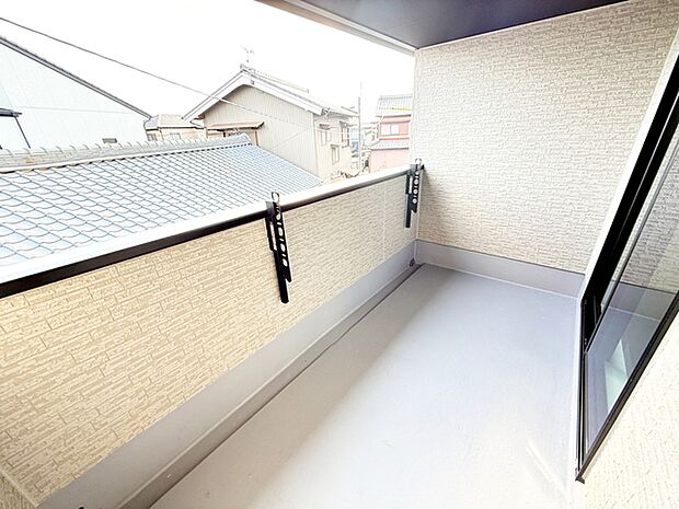 【バルコニー】 太陽の光を直接浴びることができるので晴れの日は乾きも早く快適にお使いいただけます。 