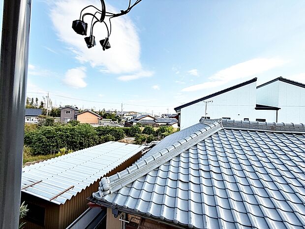空が見えることで、朝焼けや夕焼け、月、星、雲の動きといった自然の表情や季節の変化を日常的に感じることができます。 