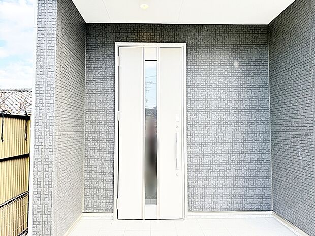 【玄関】 玄関が深い位置にあるので雨に濡れることなく身支度ができます