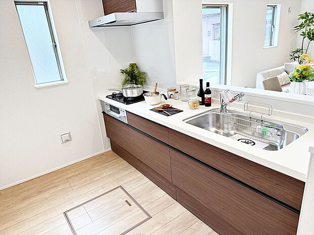 【キッチン】 小さなお子様にも目が届く、使い勝手の良い対面キッチンで楽しくお料理ができます！ 