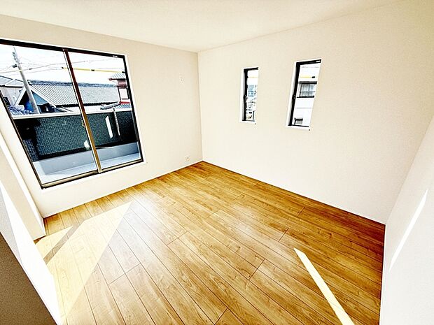 【洋室7.5帖】 南向きならではの恵まれた採光・通風。明るいお部屋は開放感がありますね。