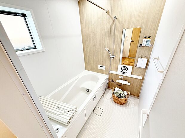 【浴室】 ゆったり入れる浴槽、一日の疲れを癒してくれるくつろぎのバスタイムを…