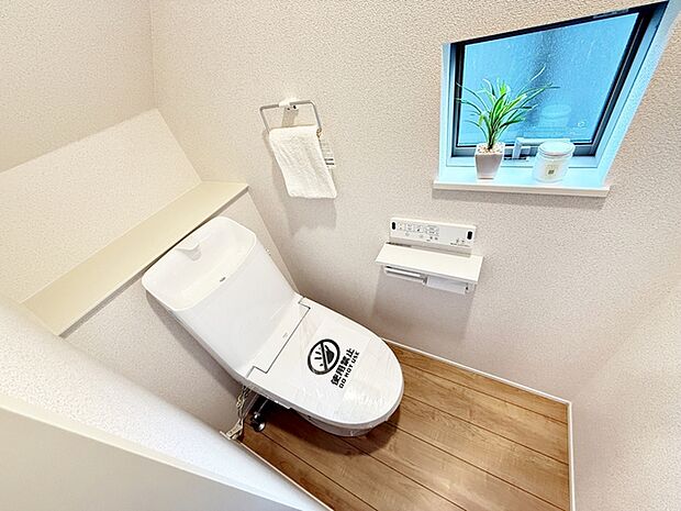 【トイレ】 トイレは1階と2階の2か所に設置。どちらも洗浄機能付!