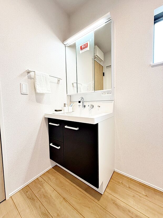 【洗面台】 洗面台の三面鏡の裏には収納があるので、見られたくないものの収納に便利 