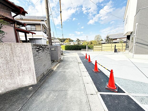 前面道路：南西側公道2.2ｍ幅、車通り少ないのでお子様も安心して暮らせる環境です