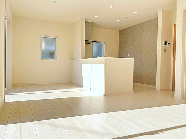 【施工例】温かみのあるナチュラルテイストのLDK。ダイニングセットを置いてもゆとりがあります！ 