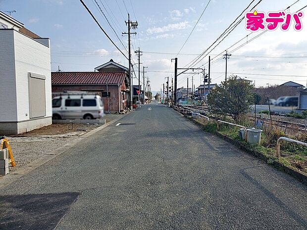 前面約6ｍ幅の道路に面しており、通行や駐車の際に余裕がある広さです。運転が苦手な方でもラクラク！ 