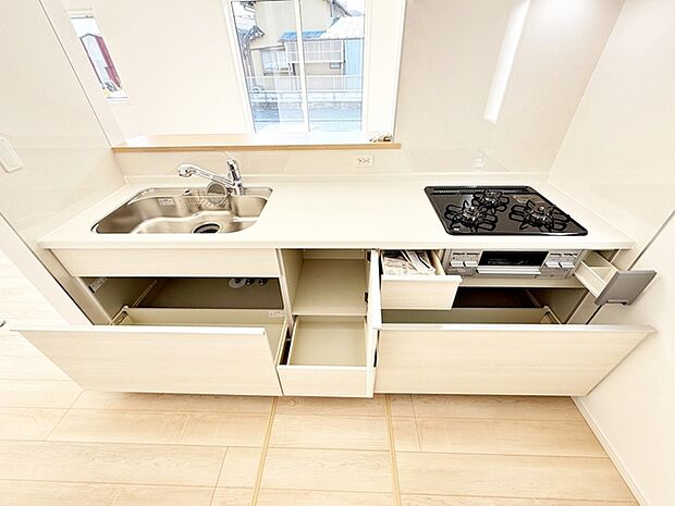 【キッチン】 リビングで遊んでいるお子様を見ながらお料理ができ、子育て中のパパママにも安心の設計です！ 