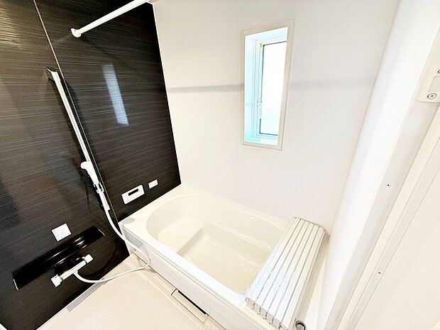 【浴室】 ゆったり入れる浴槽、一日の疲れを癒してくれるくつろぎのバスタイムを… 