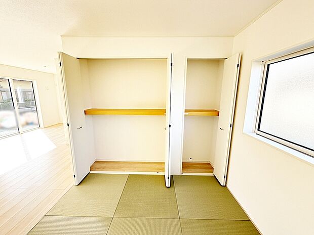 【和室収納】 和室続き間にはたっぷりの収納を設けてあるので、大きな荷物もしまっておけます。 