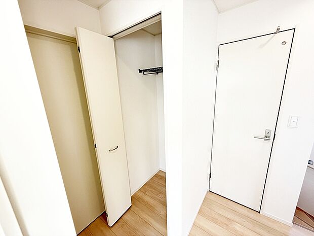 2階廊ホールにはご家族の共有収納スペースを設けました。使用頻度が少ないもの、季節的なものの収納に便利！ 