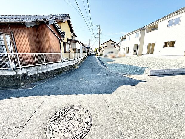 前面道路：南東側約3.2ｍ幅、車通り少ないのでお子様も安心して暮らせる環境です 