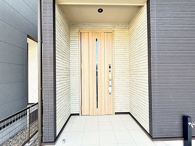 【玄関】 雨の日の出入りも濡れにくい玄関ポーチ