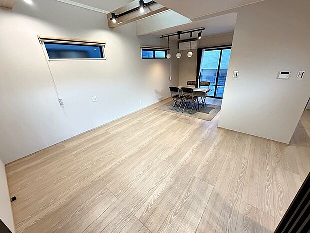 【リビング20帖】 大きな吹き抜けがあるので、広々として明るく自然と家族みんなが集まる空間です。