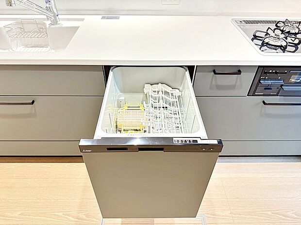 食器洗浄乾燥機は時間のかかる食器洗いを楽にしてくれる上に水道代も安くなるスグレモノ 