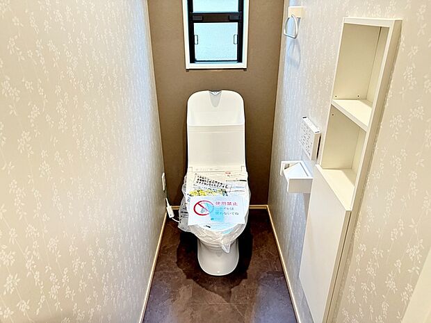 【トイレ】 1、2階共にシャワー機能付！小窓が付いている為換気もスッキリして頂けます。 