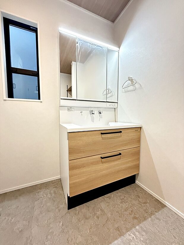 【洗面台】 洗面台の三面鏡の裏には収納があるので、見られたくないものの収納に便利 