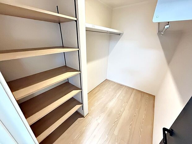 【ウォークインクローゼット】 WICは洋服、帽子、バッグなど全て収納可能！お部屋がスッキリ整理整頓できます！ 