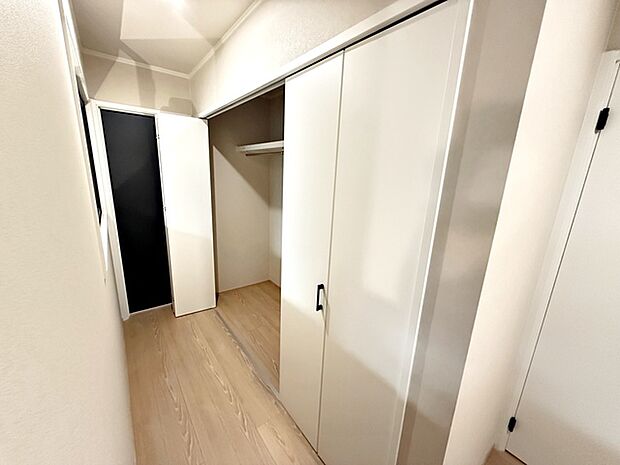 2階廊下にはご家族の共有収納スペースを設けました。使用頻度が少ないもの、季節的なものの収納に便利!