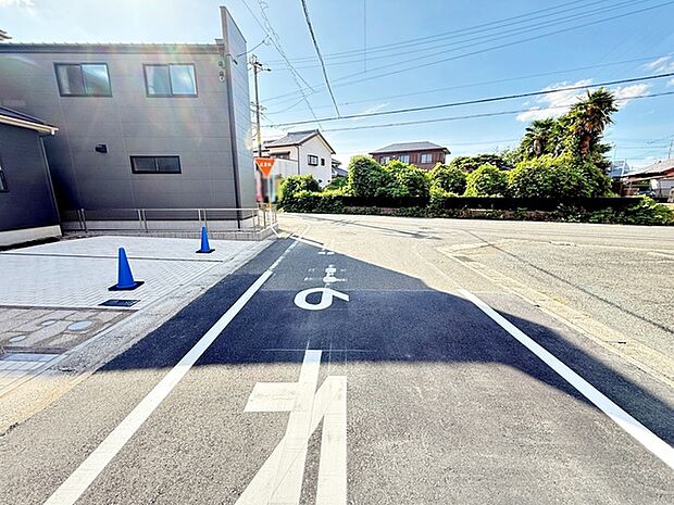 前面道路：北側約6ｍ幅。通行や駐車の際に余裕がある広さです。運転が苦手な方でもラクラク！  