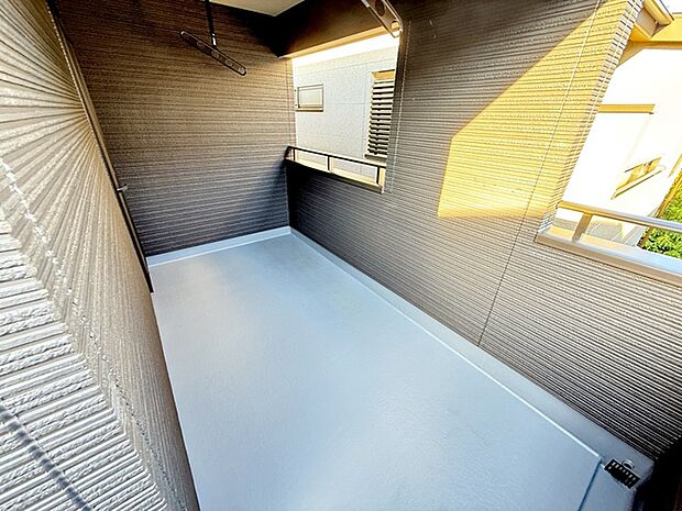 【バルコニー】 屋根のあるインナータイプのバルコニーだから、急な雨でも洗濯物が濡れにくくて安心