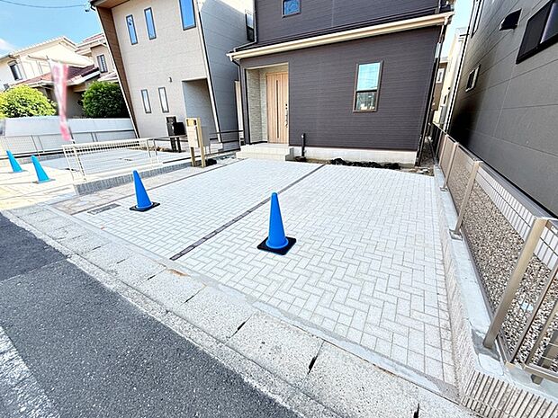 駐車スペースは2台分を確保!並列駐車が可能で車の出し入れもしやすく、運転の苦手な方にも安心です