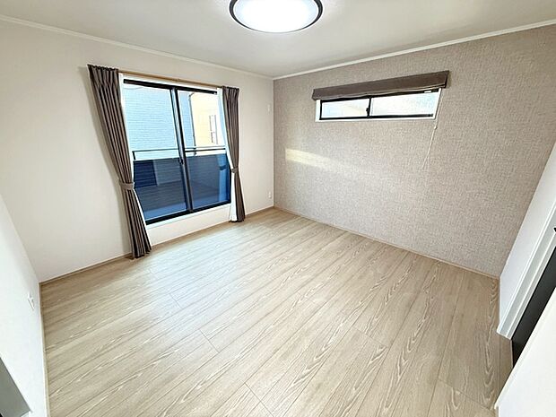 【洋室8帖】 大きなベッドを置いてもゆったり過ごせるプライベート空間です。バルコニーに続く大きな窓があり、洗濯物やお布団などをそのまま部屋に取り込むことができます。