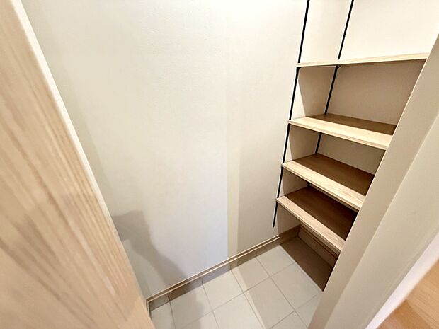 【土間収納】 アウトドア用品や屋外で遊ぶ子供のおもちゃ、園芸用品などの収納に便利な土間収納