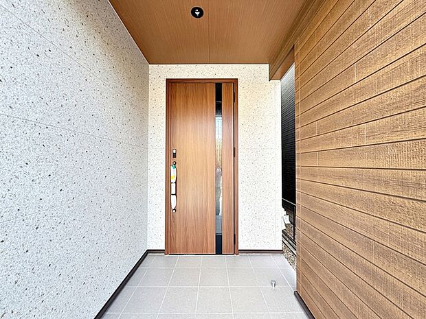 玄関が深い位置にあるので雨に濡れることなく身支度ができます 