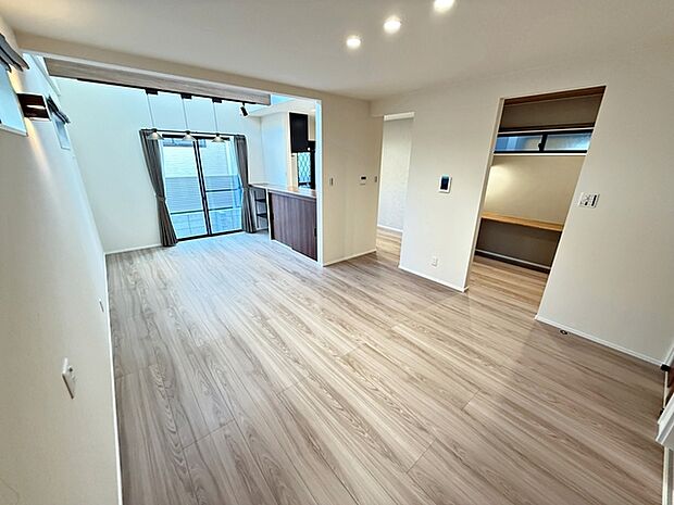 【リビング20.7帖】 家族が集うLDKに吹き抜けがあり、明るい空間になります。ワークスペース付で使い勝手の良いリビングです 