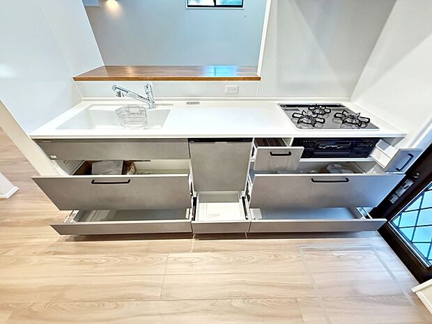 【キッチン】 調理器具や調味料などがすっぽり収まり、出し入れも簡単なスライド収納  