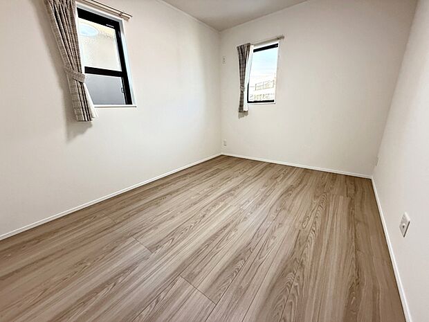 【洋室6帖】 腰窓で机や家具の配置がしやすい洋室6帖。子供部屋や書斎にもオススメです!