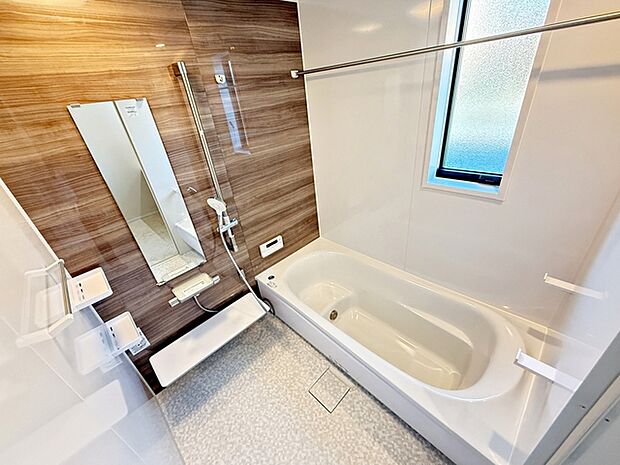【浴室】 ゆったりと入れる1坪タイプのお風呂が魅力！便利な追い炊き機能付きです！ 