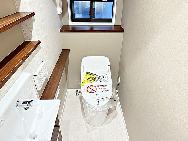 【トイレ】 1、2階共にシャワー機能付！小窓が付いている為換気もスッキリして頂けます。 