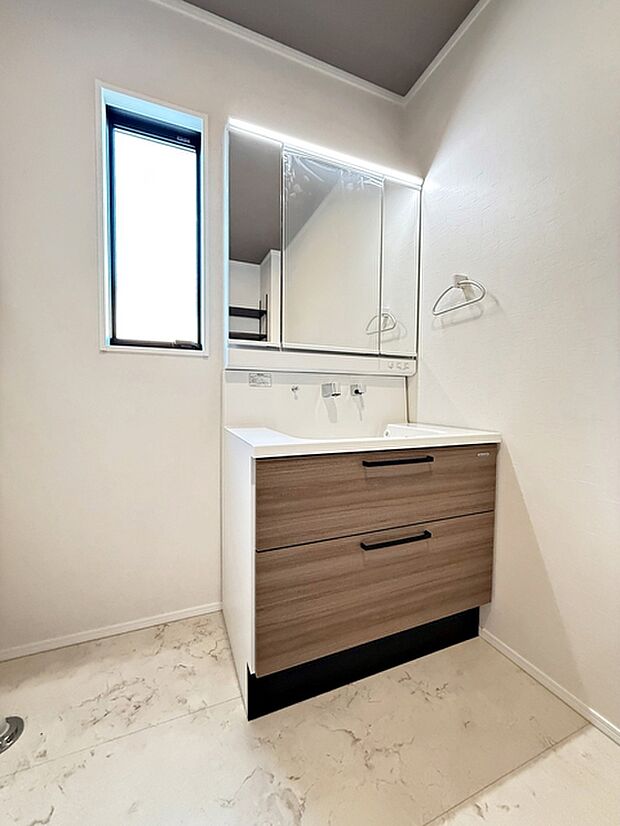 【洗面台】 収納力と機能性に優れた洗面台で、朝の忙しい時間でも身支度準備がスムーズにできます。 