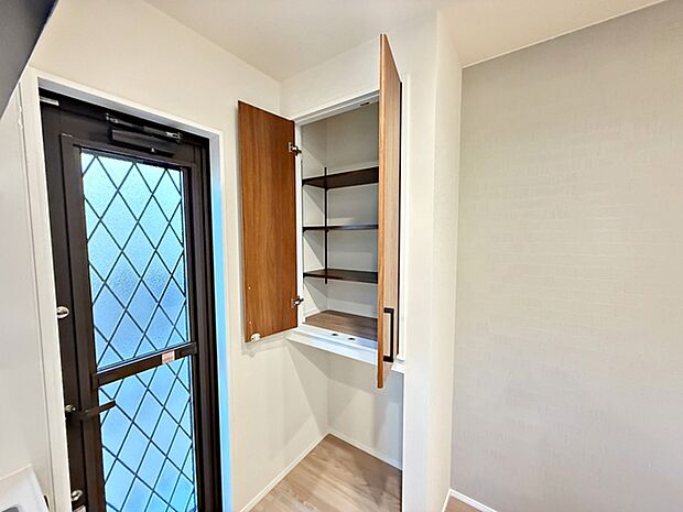 パントリースペースは買い置きなどに最適です。充実した収納スペースでキッチンをスッキリ片付けられます。 