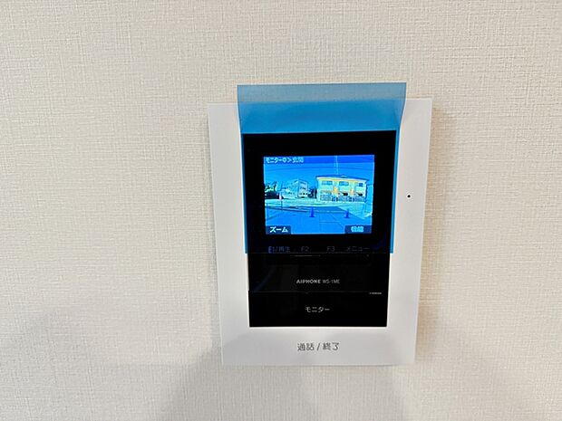 【ＴＶモニター付きインターホン】 カラーモニターでとても鮮明に来訪者が確認でき、不在の際の録画機能もありとても便利です。 