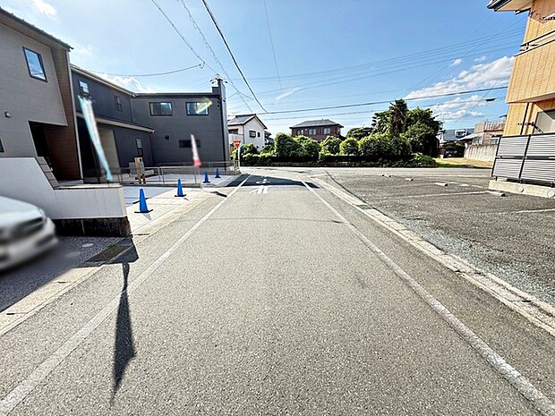 前面道路：北側約6ｍ幅、静かな住宅街で、車の出入りもスムーズです。 