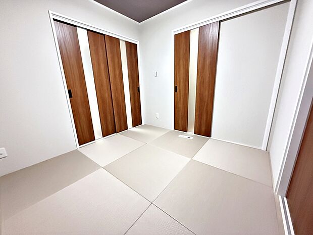 【和室4.5帖】 玄関から直接行ける和室は突然のお客様の訪問にも難なくご対応できます。リビングからも行き来できます 