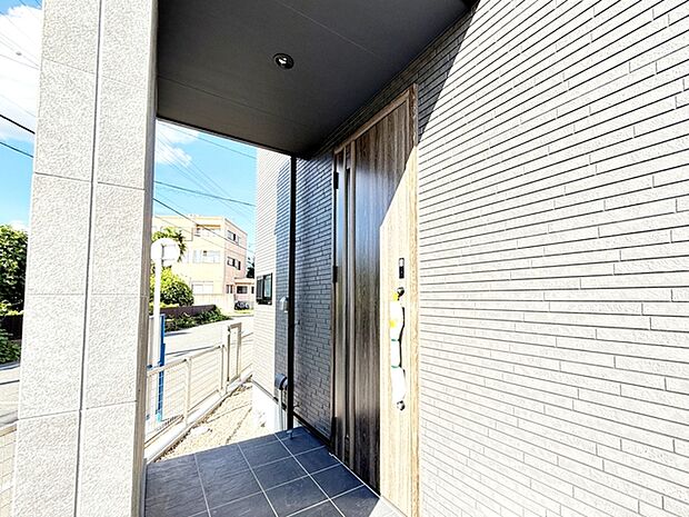 玄関前を目隠ししてプライバシーを確保