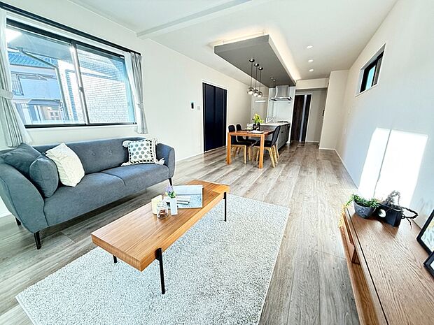 【リビング20帖】 ＬＤＫ一部を吹き抜けにすることで開放感のある空間に。自然光の明かりで心地よく快適に過ごせます 